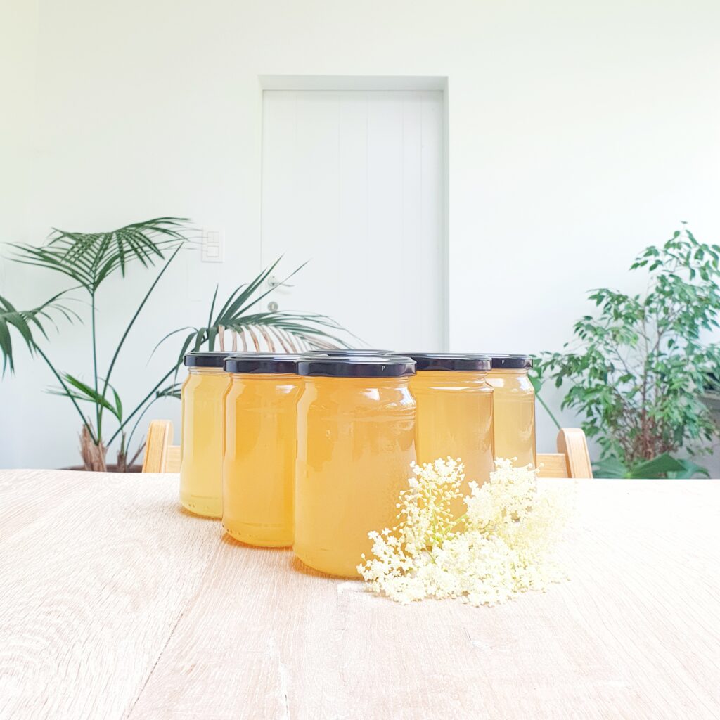 zelfgemaakte gelei, jam of confituur op tafel