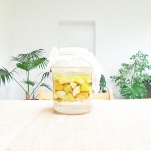 pot met appelresten om te fermenteren tot appelazijn