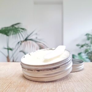 potje zelfgemaakte deodorant op houten tafel